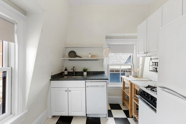 26 Linnaean St 3, Cambridge, MA 02138