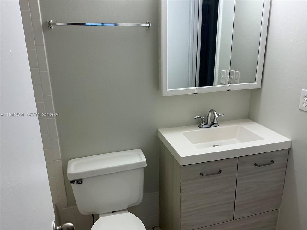 206 NE 3rd St 5, Hallandale Beach, FL 33009