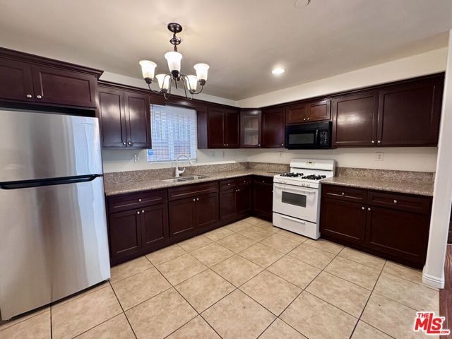 10218 S San Pedro Street, Los Angeles, CA 90003