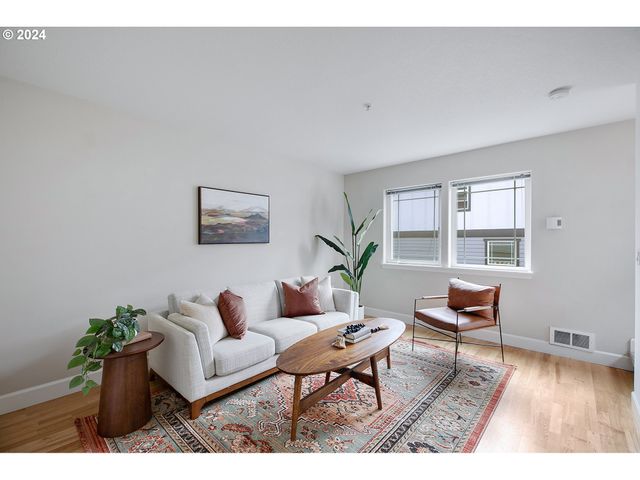 6748 N PITTSBURG Ave, Portland, OR 97203