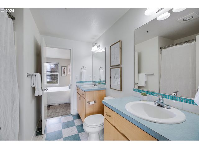 6748 N PITTSBURG Ave, Portland, OR 97203