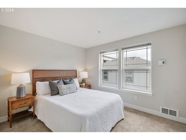 6748 N PITTSBURG Ave, Portland, OR 97203