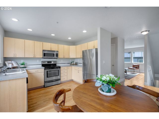 6748 N PITTSBURG Ave, Portland, OR 97203