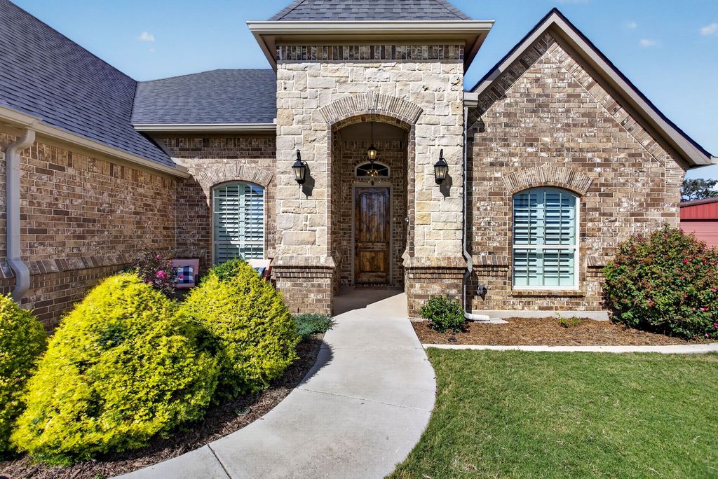 164 Spring Meadow Drive, Springtown, TX 76082 — photo 2