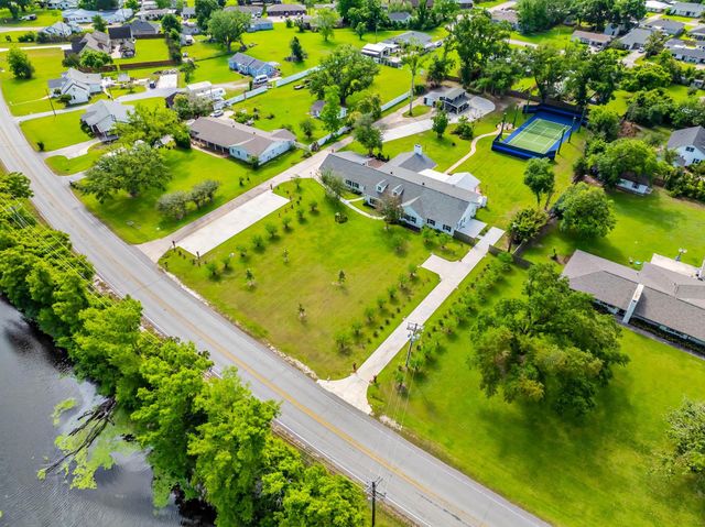 1621 Bayou Black Dr, Houma, LA 70360