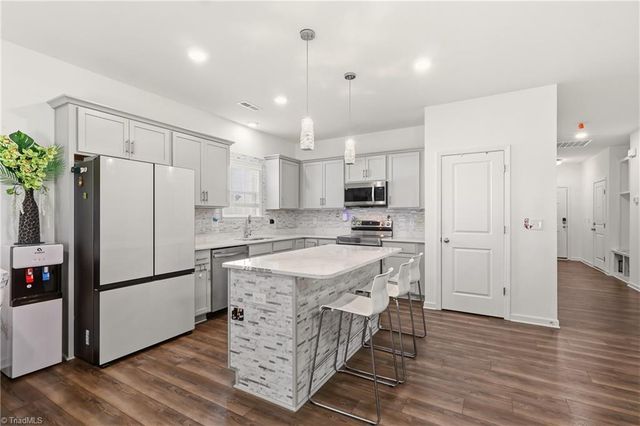 877 Sage Hill Drive, Jamestown, NC 27282
