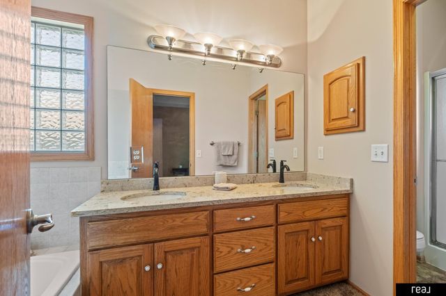 118 Castle Pine Drive, Papillion, NE 68133