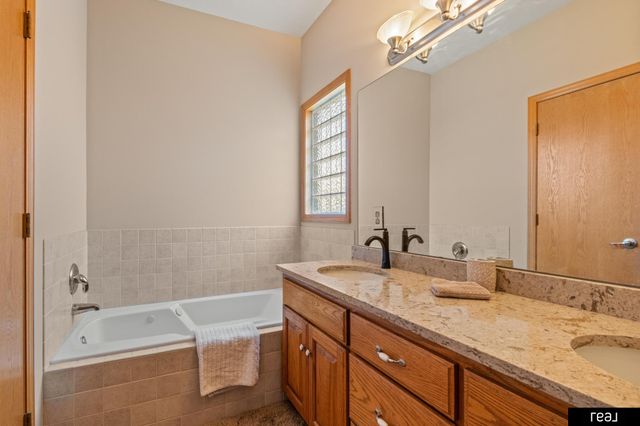 118 Castle Pine Drive, Papillion, NE 68133