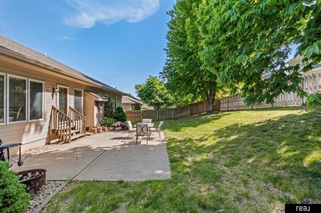 118 Castle Pine Drive, Papillion, NE 68133