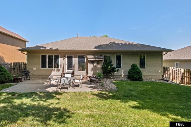 118 Castle Pine Drive, Papillion, NE 68133