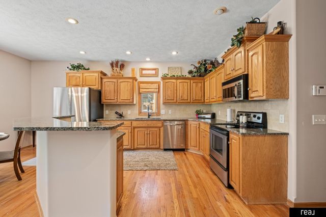 118 Castle Pine Drive, Papillion, NE 68133