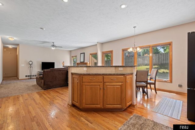 118 Castle Pine Drive, Papillion, NE 68133