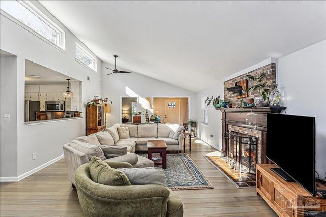 16 Mclane Rd, Gulf Breeze, FL 32561