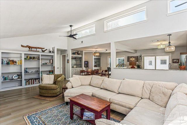 16 Mclane Rd, Gulf Breeze, FL 32561