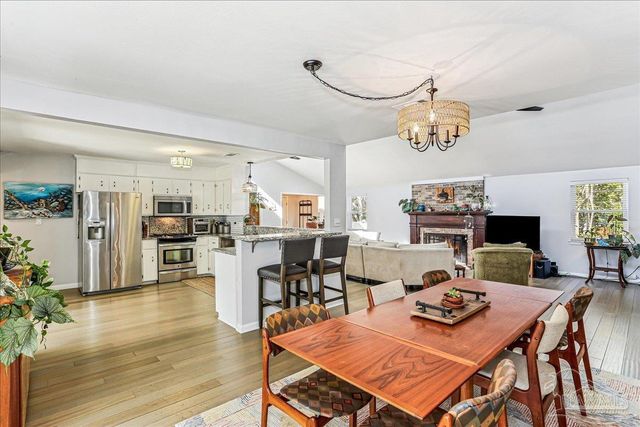 16 Mclane Rd, Gulf Breeze, FL 32561