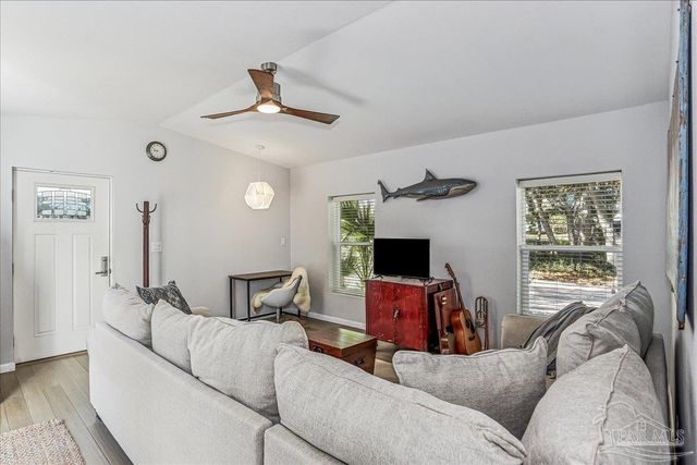 16 Mclane Rd, Gulf Breeze, FL 32561