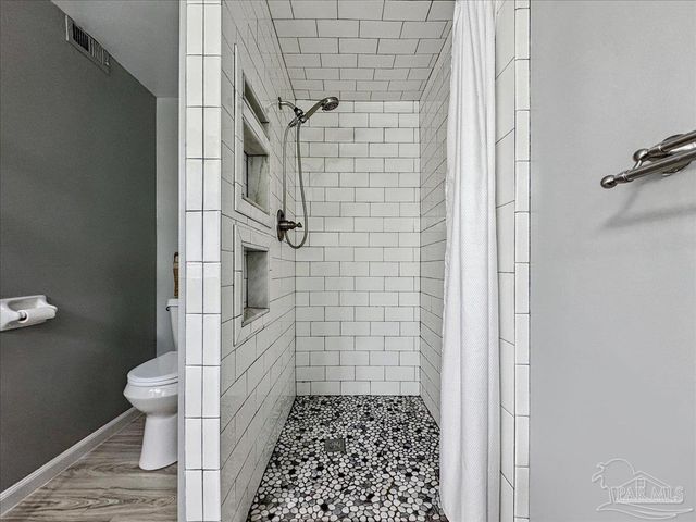 16 Mclane Rd, Gulf Breeze, FL 32561