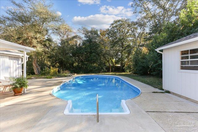 16 Mclane Rd, Gulf Breeze, FL 32561