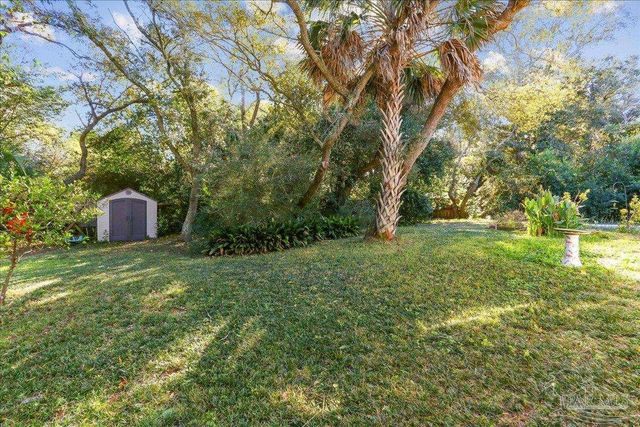 16 Mclane Rd, Gulf Breeze, FL 32561