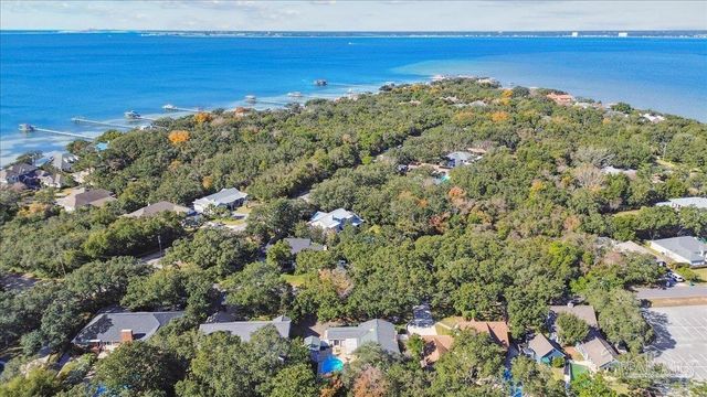 16 Mclane Rd, Gulf Breeze, FL 32561
