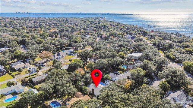 16 Mclane Rd, Gulf Breeze, FL 32561