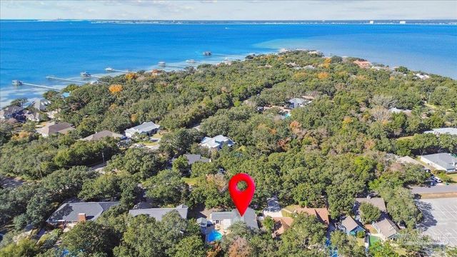 16 Mclane Rd, Gulf Breeze, FL 32561