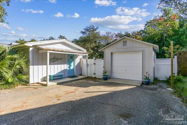 16 Mclane Rd, Gulf Breeze, FL 32561