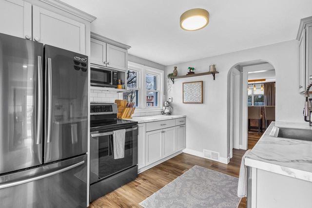 427 N LARK STREET, Oshkosh, WI 54902