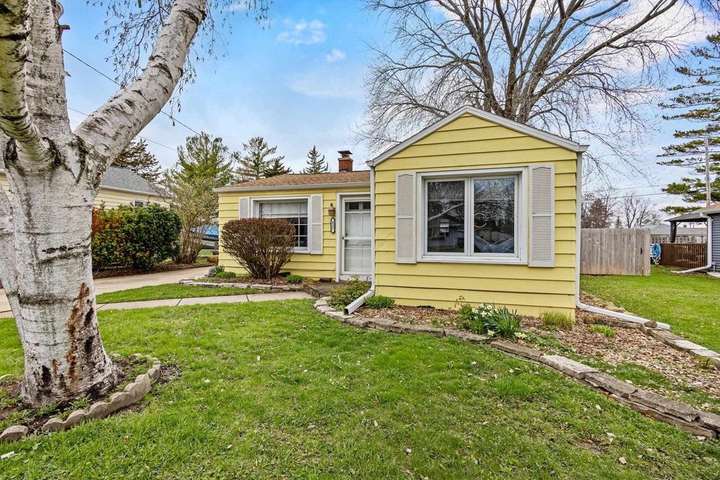 427 N LARK STREET, Oshkosh, WI 54902