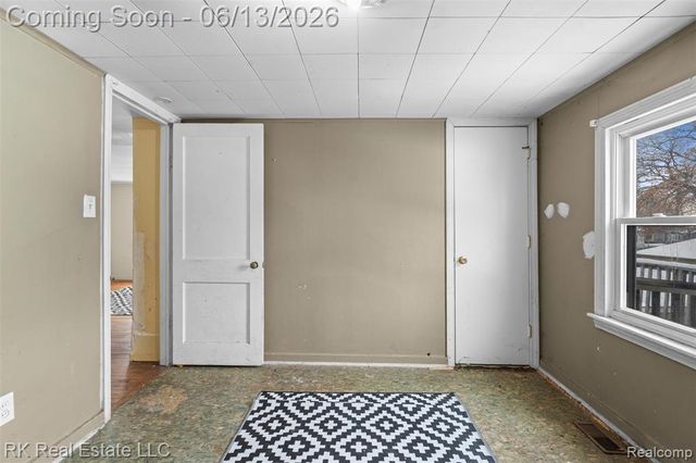 1125 E Hayes Avenue, Hazel Park, MI 48030