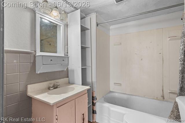 1125 E Hayes Avenue, Hazel Park, MI 48030