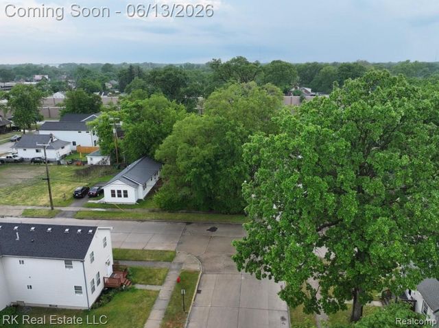 1125 E Hayes Avenue, Hazel Park, MI 48030