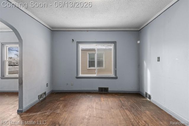 1125 E Hayes Avenue, Hazel Park, MI 48030