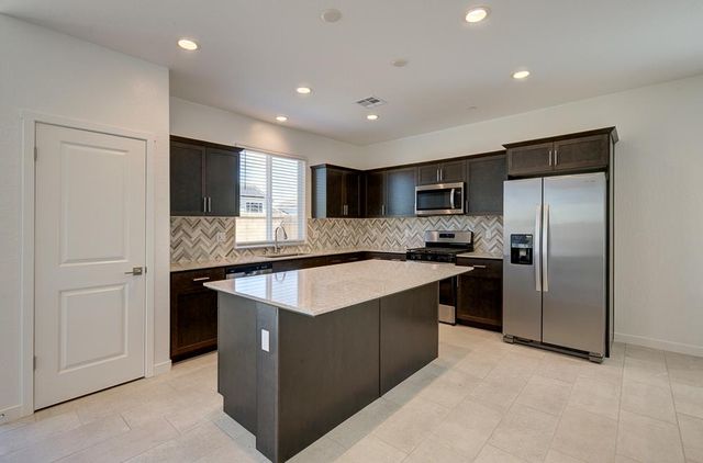 291 Lucas Avenue S, Madera, CA 93636