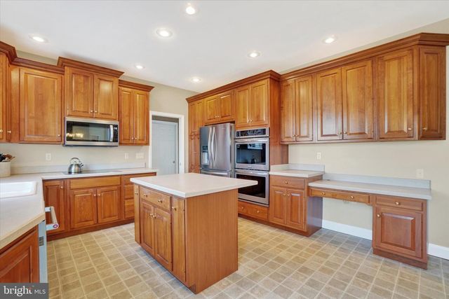 2727 WOODSPRING DR, York, PA 17402