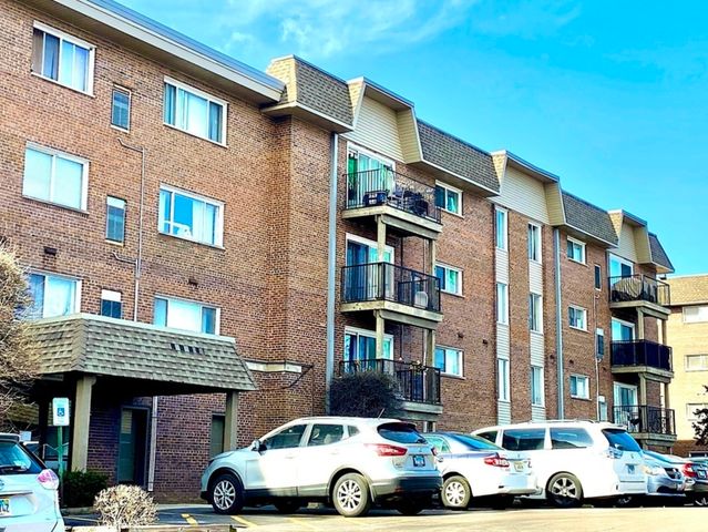 4500 BEAU MONDE Drive 101, Lisle, IL 60532