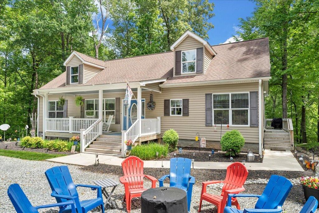 59 Camp RD, Moneta, VA 24121