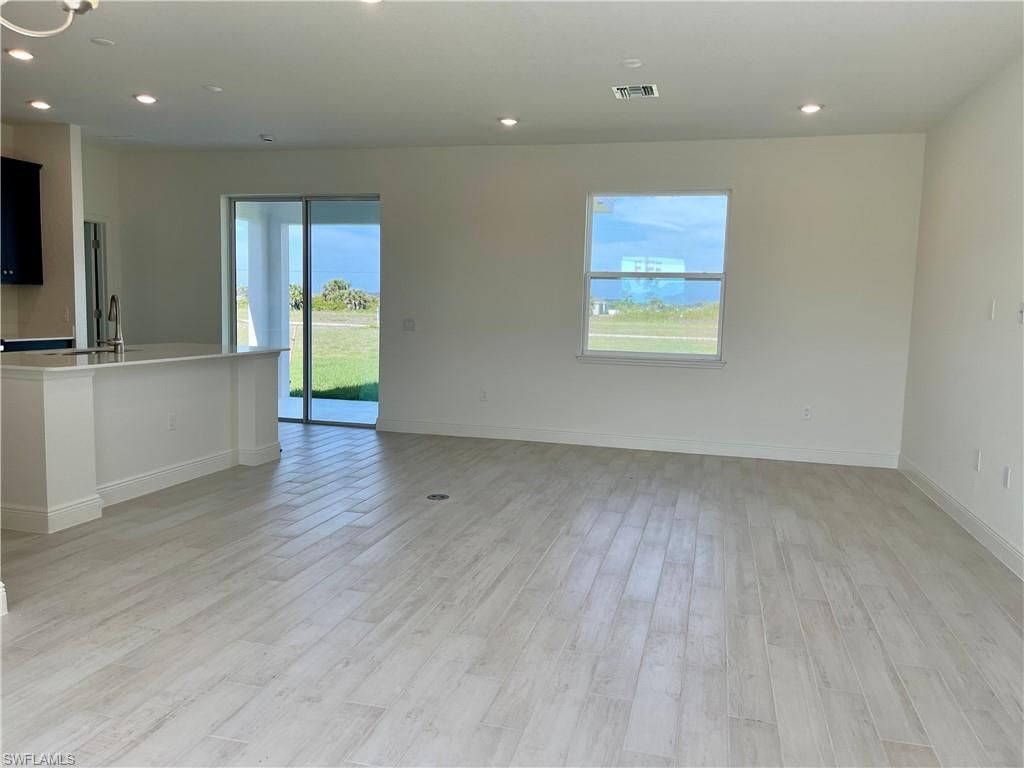 Image 6 of property listing at 4020 NW 36th PL, Cape Coral, FL 33993