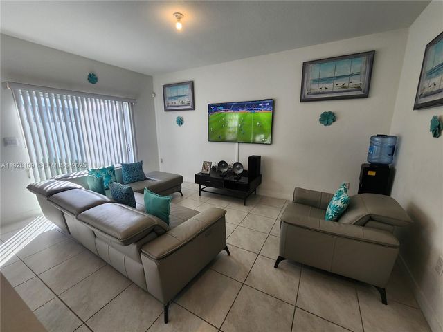 916 SE 17th Ct, Homestead, FL 33034