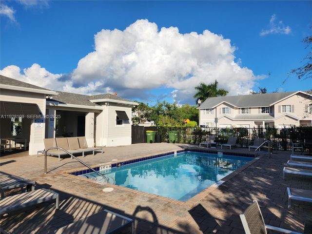 916 SE 17th Ct, Homestead, FL 33034