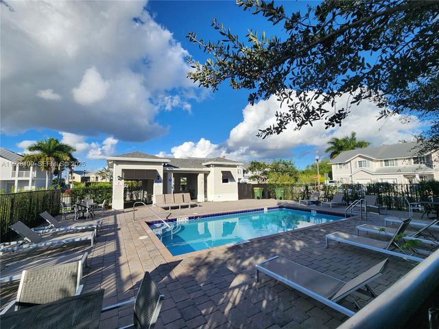 916 SE 17th Ct, Homestead, FL 33034