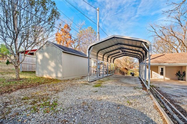 19135 Shoreline Way, Fayetteville, AR 72703