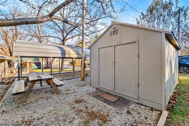 19135 Shoreline Way, Fayetteville, AR 72703