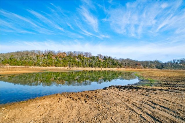 19135 Shoreline Way, Fayetteville, AR 72703