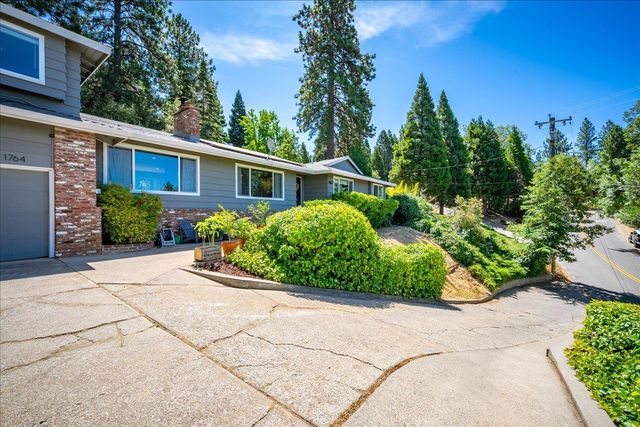 1764 Country Club Dr, Placerville, CA 95667