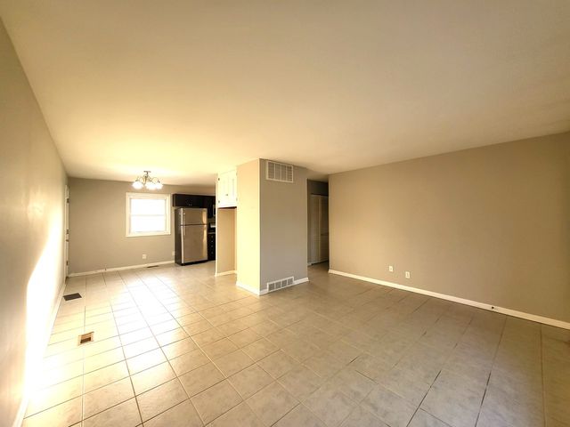 120 S Chestnut Drive, Streamwood, IL 60107