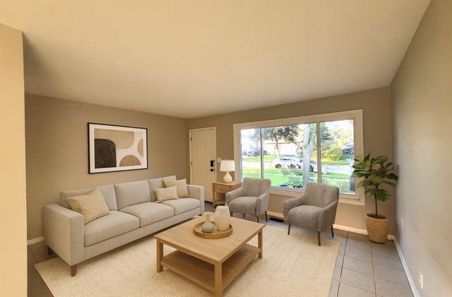 120 S Chestnut Drive, Streamwood, IL 60107