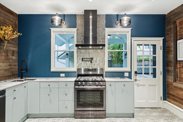 208 E 12th Street, Houston, TX 77008