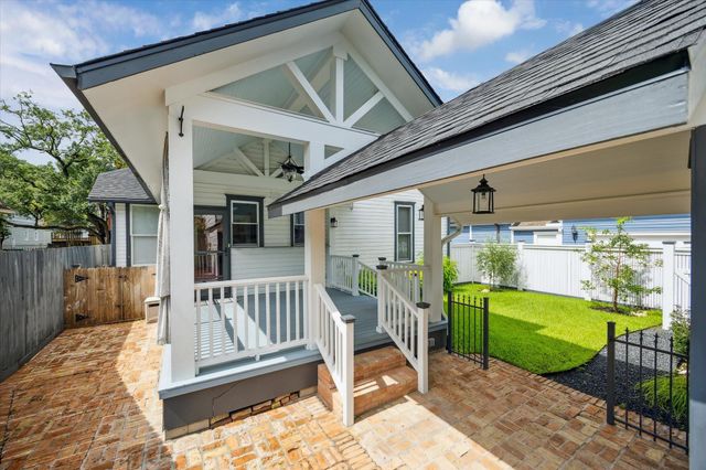 208 E 12th Street, Houston, TX 77008