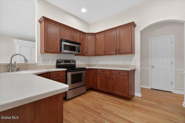 8 Danbury Court, Clifton Park, NY 12065